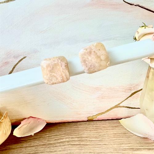 Boucles d'oreilles en puces carrées effet marbré ivoire bijoux cielo craft