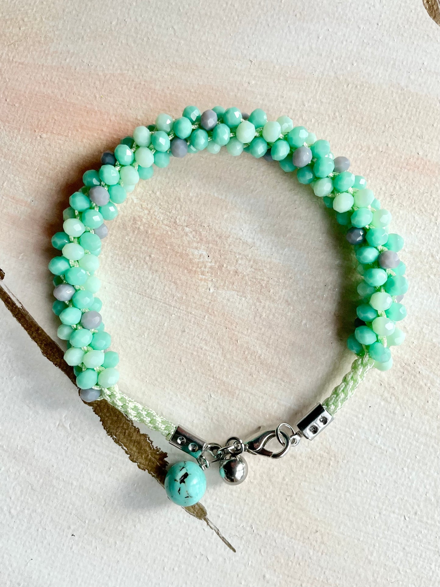 Bracelet Kumihimo en perles de riz vert d’eau et sa pierre de turquoise ~