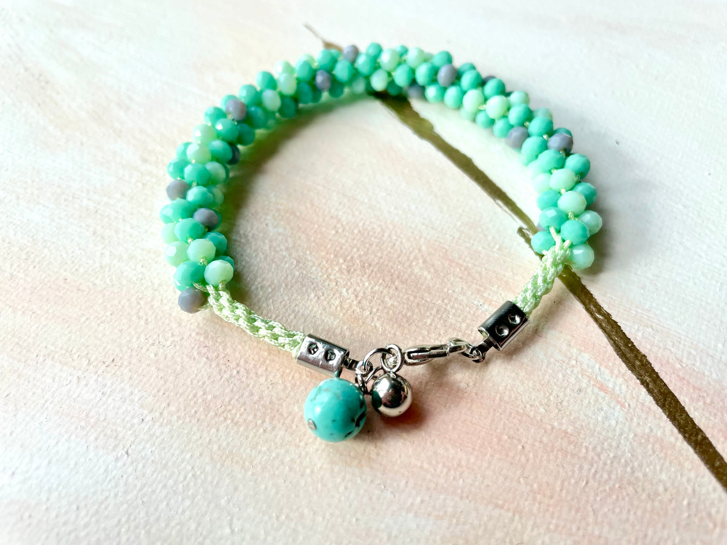 Bracelet Kumihimo en perles de riz vert d’eau et sa pierre de turquoise ~