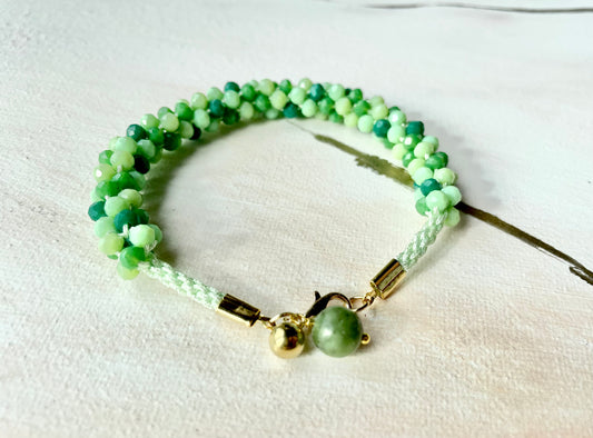 Bracelet Kumihimo en perles de riz vert et sa pierre de jade ~