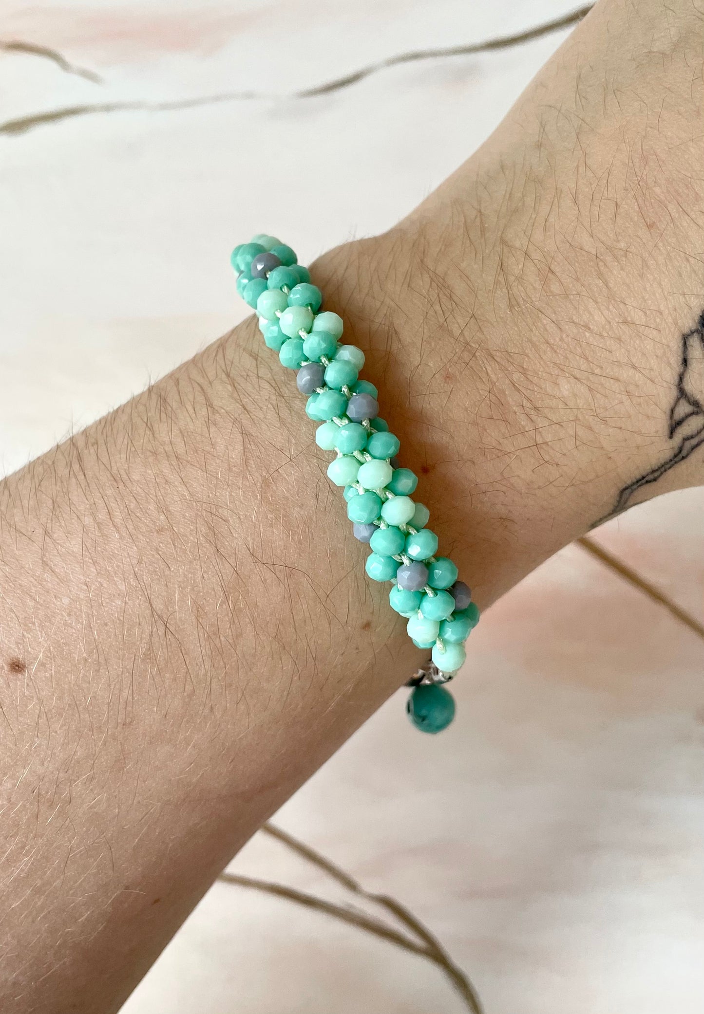 Bracelet Kumihimo en perles de riz vert d’eau et sa pierre de turquoise ~