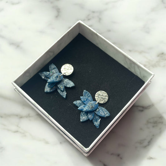 Boucles d’oreilles à feuilles bleues argentées ~