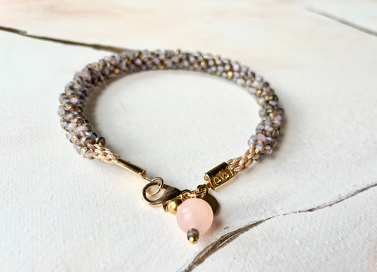 Bracelet kumihimo gris rosé et sa pierre de quartz rose ~