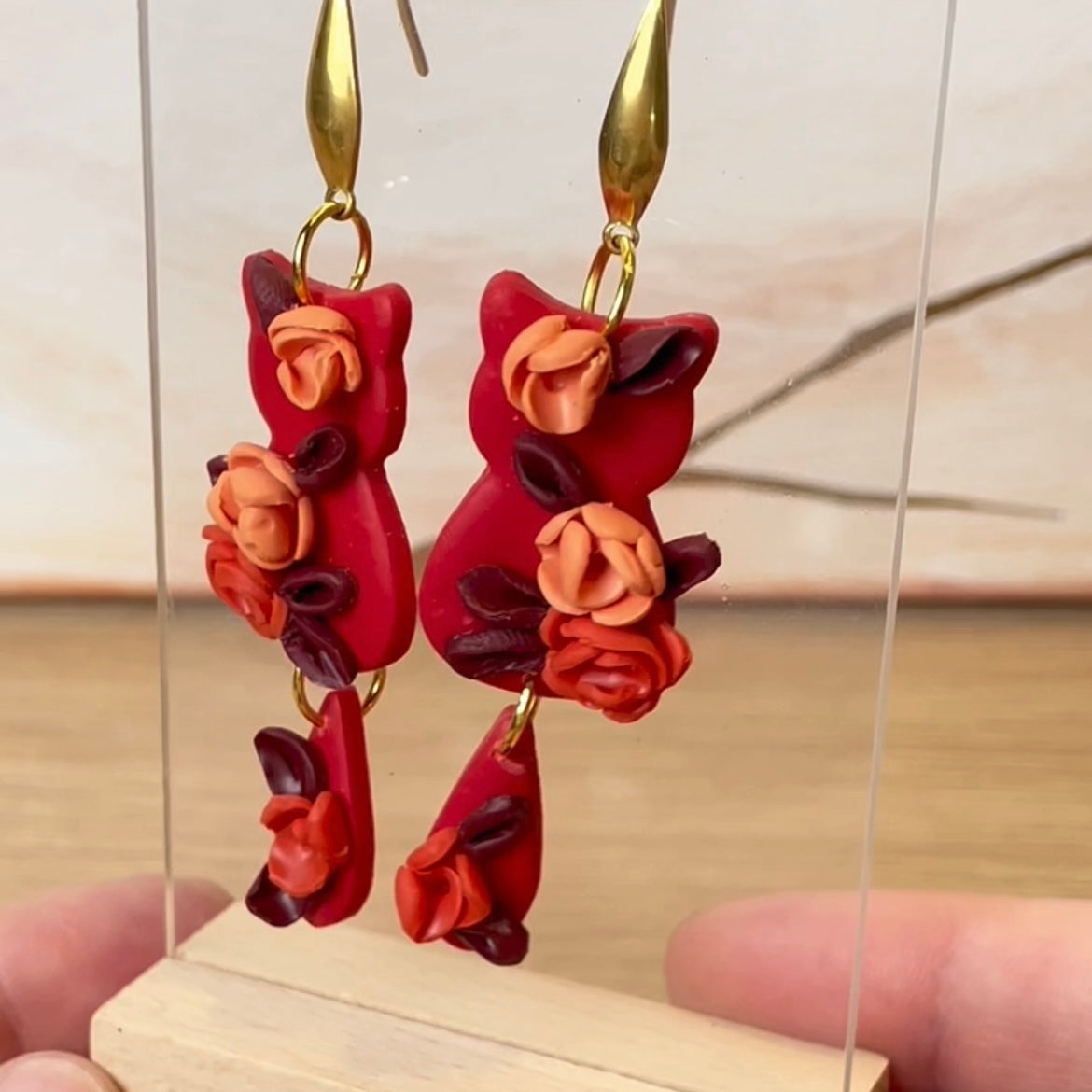 Boucles d’oreilles chat et fleurs rouge