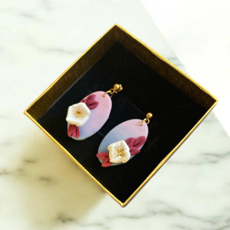 Boucles d'oreilles avec fleurs blanches roses et bleu - Bijoux Cielo Craft