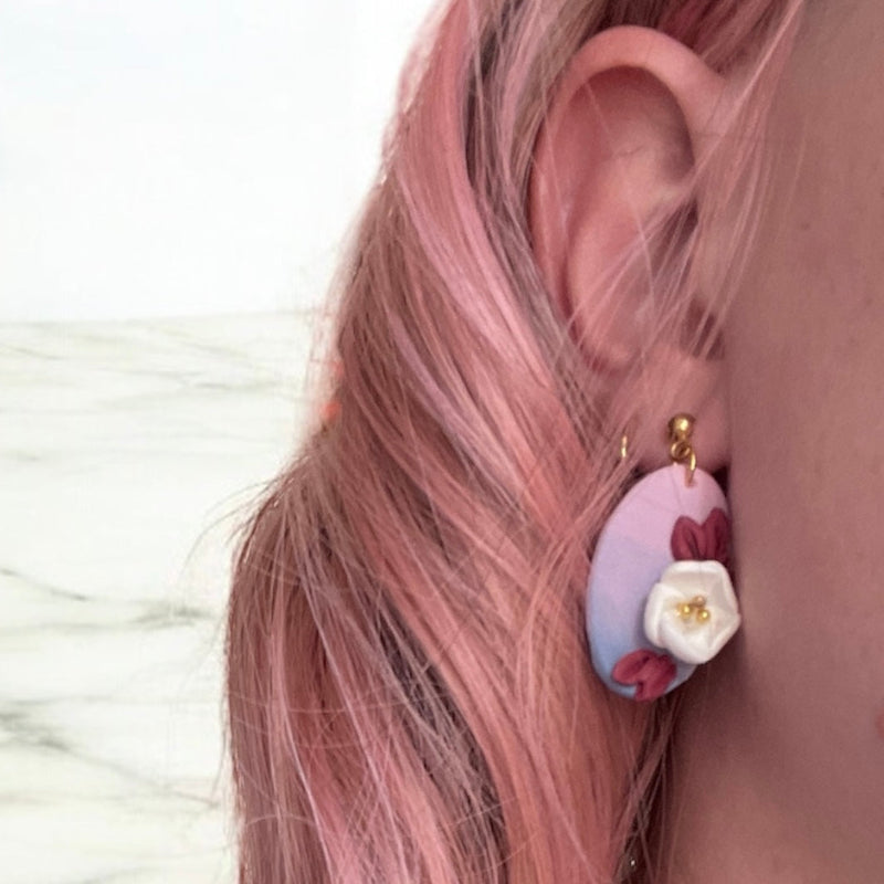 Boucles d'oreilles avec fleurs blanches roses et bleu - Bijoux Cielo Craft