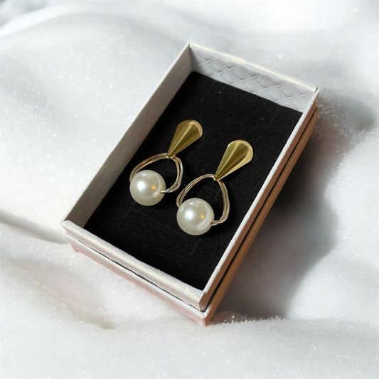 Boucles d’oreilles géométriques dorées avec perle ~