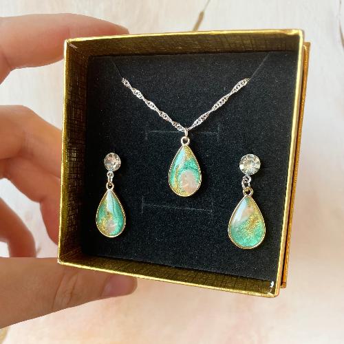 Ensemble collier et boucles d'oreilles en gouttes vert et jaune en résine -  bijoux cielo craft
