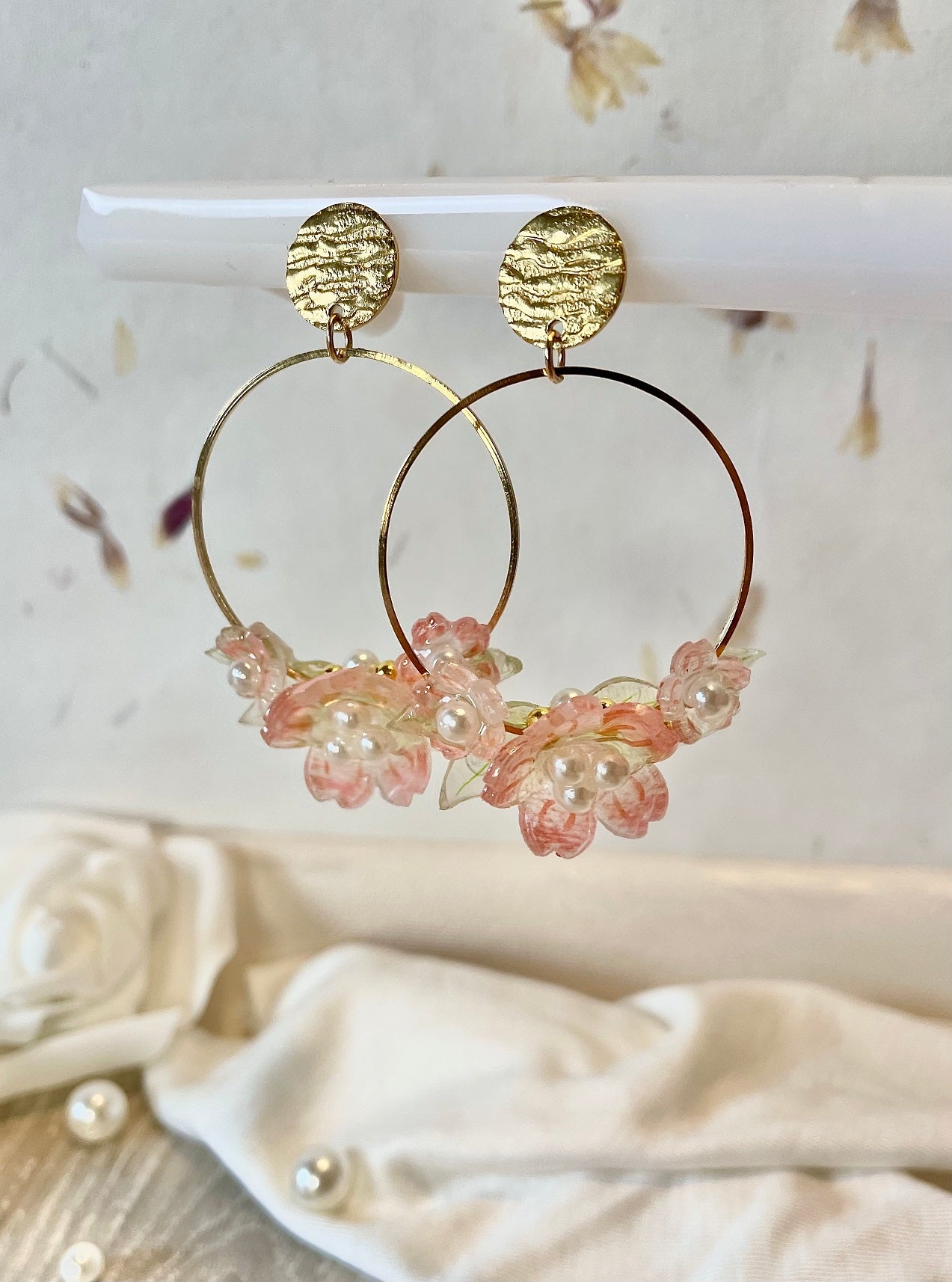 Boucles d'oreilles fleurs de cerisier rose pendantes ~