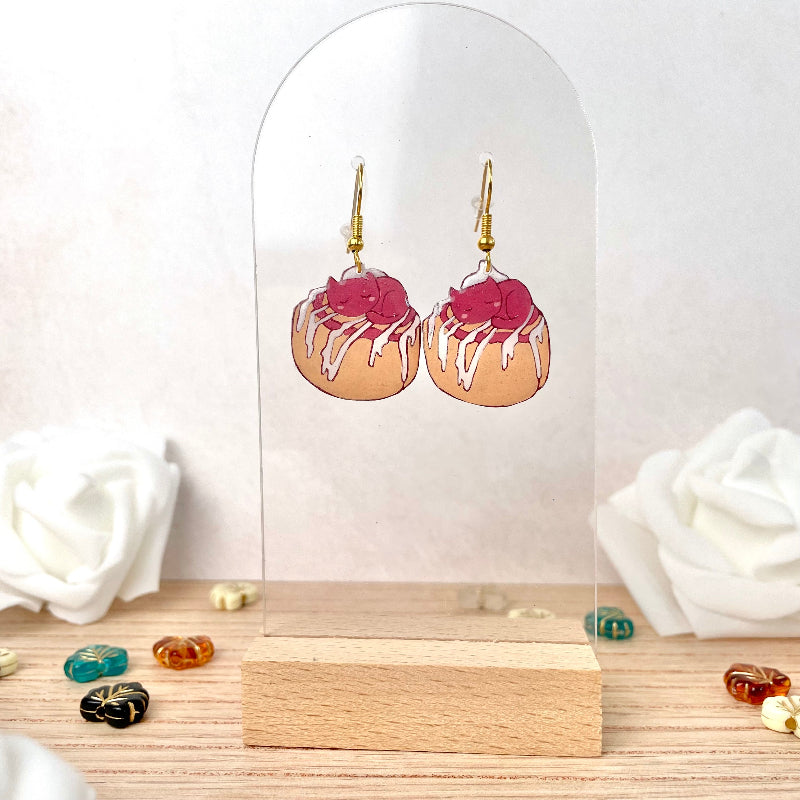 Boucles d'oreilles petit chat sur cinnamon roll - bijoux cielo craft