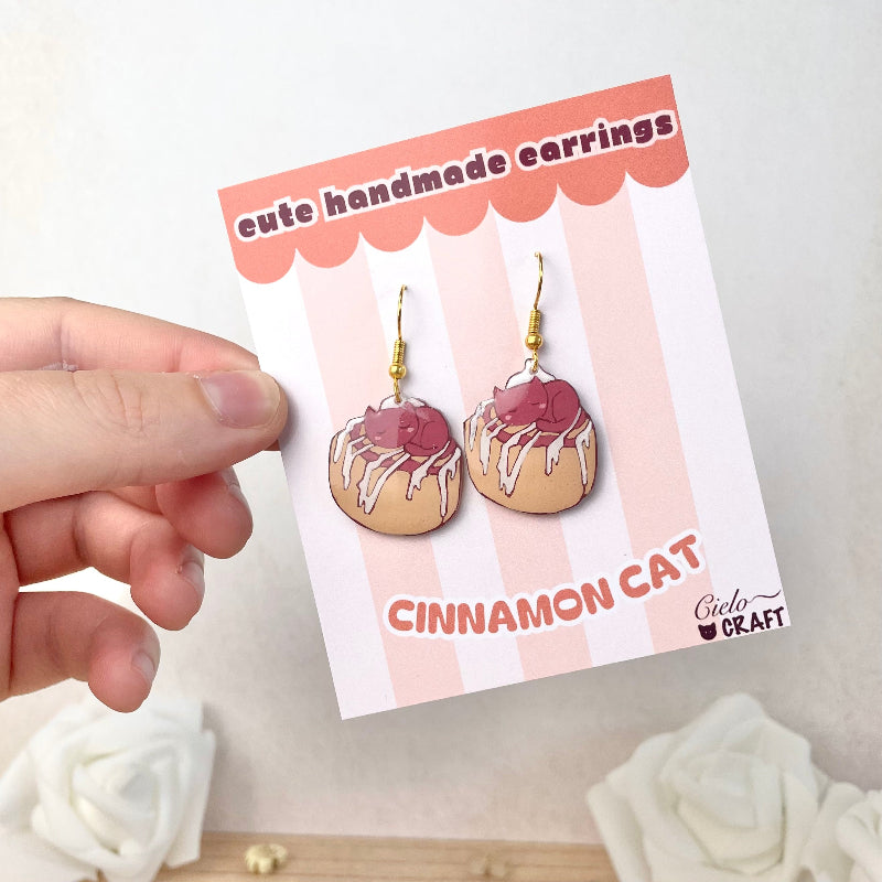 Boucles d'oreilles petit chat sur cinnamon roll - bijoux cielo craft