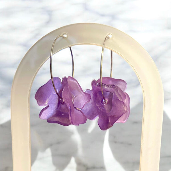 boucles d'oreilles fleurs sur anneaux violet - bijoux cielo craft