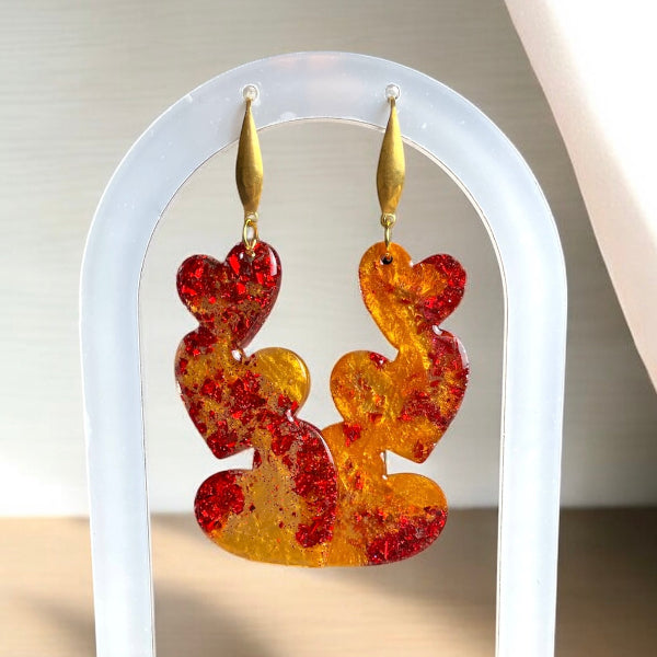 Boucles d'oreilles cœurs en résine rouge et or - bijoux cielo craft