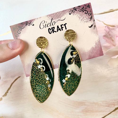 Boucles d'oreilles vert émeraude et dorées avec petites fleurs - bijoux cielo craft