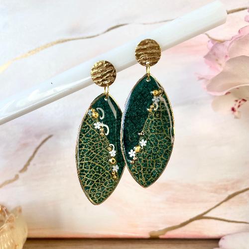 Boucles d'oreilles vert émeraude et dorées avec petites fleurs - bijoux cielo craft