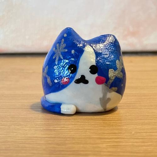 mini cat bleu houx - petit chat en porcelaine froide - bijoux cielo craft