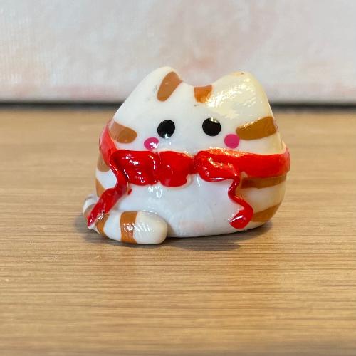 mini cat echarpe rayé- petit chat en porcelaine froide - bijoux cielo craft