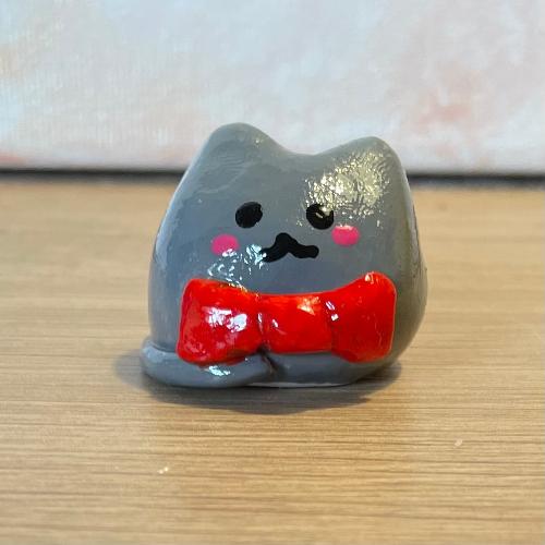 mini cat noeaud papillon - gentleman gris- petit chat en porcelaine froide - bijoux cielo craft