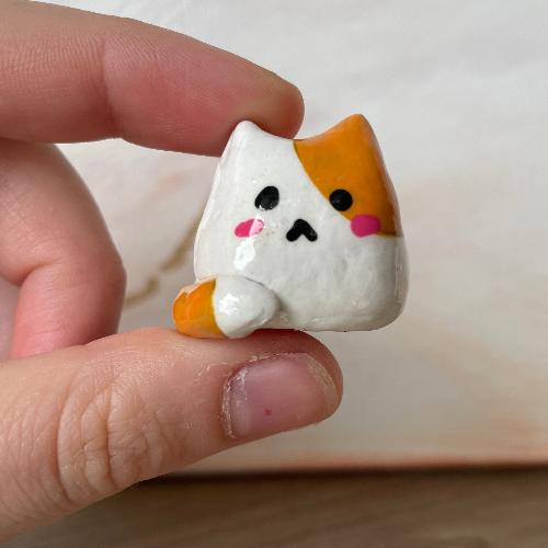 mini cat ocre et blanc - petit chat en porcelaine froide - bijoux cielo craft