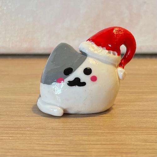 mini cat chapeau pere noel- petit chat en porcelaine froide - bijoux cielo craft