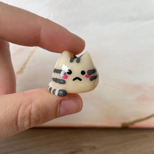 mini cat rayé gris - petit chat en porcelaine froide - bijoux cielo craft