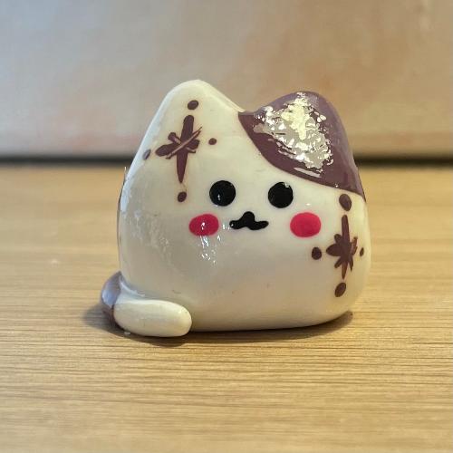 mini cat violet étoile - petit chat en porcelaine froide - bijoux cielo craft